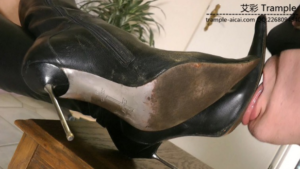 长舌奴近景舔舐性感蕾拉的黑色高跟靴底-97LZTD-8343089