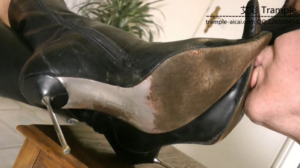 长舌奴近景舔舐性感蕾拉的黑色高跟靴底-97LZTD-8343089