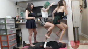 EF-3位白人女神残忍花式虐踩黑狗奴跳跺狗头和身体狗头险些被踩炸-97LZTD-8343090