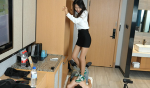 【苏念】运动鞋和肉丝脚踩踏学生狗-97LZTD-8343175