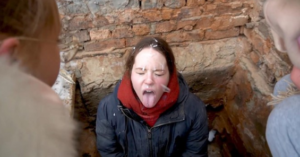 把母狗l扔进地坑里浓痰吐满脸！伸着脖子给女神舔脏鞋，真贱-97LZTD-834541571745101
