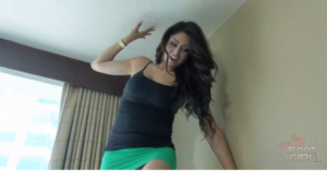 性感美女拿贱狗当滑板了，拿脚掌踩贱狗每一根肋骨，看着都疼 -97LZTD-83454157174516160