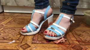 1469 - 大胸女孩牛仔裤粗跟凉鞋插踩碾踩爆大鱼-97LZTD-83454157174516185021112914