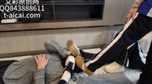 『chnnsct1818』深圳女高赏赐食物，踢肚子踩跺手脚 -97LZTD-83454157174516185021112923