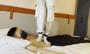 【哈萨克族素人女大】板鞋白袜跳踩肚子-97LZTDGXFC-000003132702856