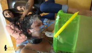 美女女王把臭袜子挤上洗衣液，塞进女奴嘴里用嘴洗袜子-97LZTDGXFC-000003132702938