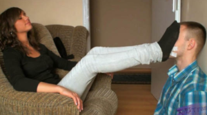 【超清-女主人把男奴嘴封上，强迫接受丝袜脚味】-97LZTDGXFC-000003132702968