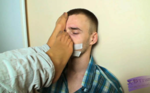 【超清-女主人把男奴嘴封上，强迫接受丝袜脚味】-97LZTDGXFC-000003132702968