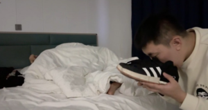 【精神小妹】女神在被窝里和男友亲热，绿奴卑微闻味-97LZTDGXFC-000003132703153