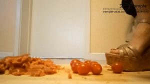 婧児小主S004用凉鞋踩烂给你吃~~！语言羞辱你~踩烂你！