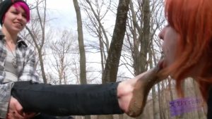 强烈推荐！超清 女主人户外调教母狗跪舔脏脚