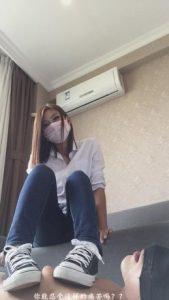 可爱校园美女小帆布鞋白棉袜美脚踢踩贱男友