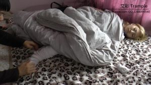 【黑冰女王】偷舔熟睡学生妹的白袜