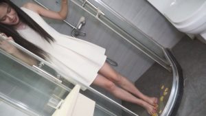 【黑丝诱惑】琪琪浴室间淋浴调教