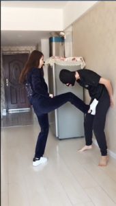 【Bloody Girl 出品】运动风女神严惩楼道蹲点男