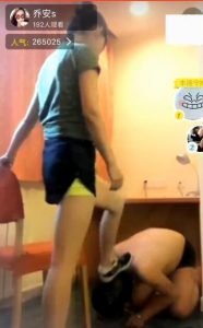 乔安S运动鞋棉袜调教打耳光踢踹手铐闻鞋子