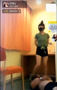 乔安S运动鞋棉袜调教打耳光踢踹手铐闻鞋子