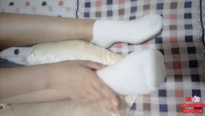 研儿白袜揉脚按摩