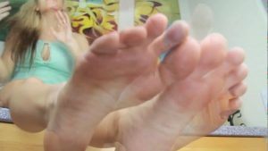 超时尚青春美女秀彩色长筒袜美脚 这美脚舔起来一定是甜的