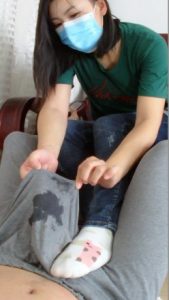 帆布鞋棉袜美女将男孩的奶水踩踏喷出在裤子里-BT-0078