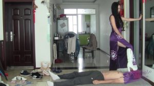 IX女主高跟高筒白色皮靴蹂躏爆踩毯子下面！