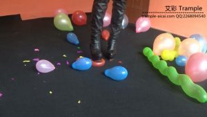 黑丝靴子踩气球2