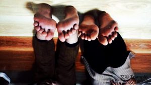 两个初中女孩脏脏的臭脚