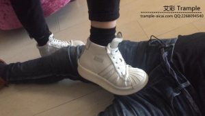 身高170美女怒惩恶意搭讪男