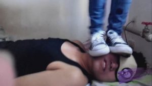 小雪白袜帆布鞋随着音乐踩头