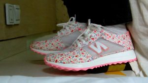 粘在桌子上的DD被女主随意踩踏到吐奶-97LZTD-7925587