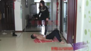 萱主说跪直了让我踹！不听话就踩