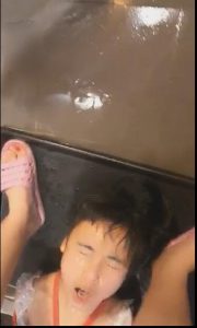 苏州机制的宝宝大王圣水淋母狗脸上，强迫喝