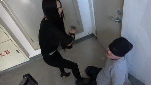 楼道狂扇两贱m耳光