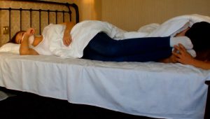 脱下妹妹的白棉袜品尝少女嫩脚