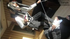 【AJgirls】剧情美女休闲板鞋羞辱踩踏偷鞋贼