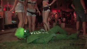 万圣节之夜众装扮美女踩踏肉垫(第五七九部合集)