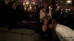 众美女女户外闻脚气味羞辱合集