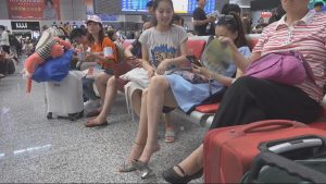 [子林4K视频]清纯长腿美女挑着鞋，忽然间一抖腿就赤脚上椅了[0235]