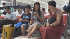 [子林4K视频]可爱的姑娘脚翘在行李箱上穿船袜[0150]