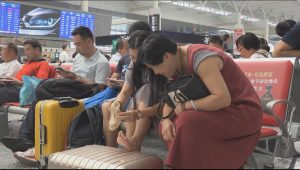 [子林4K视频]可爱的姑娘脚翘在行李箱上穿船袜[0150]