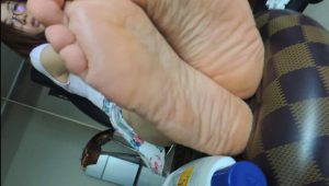 碎花裙带眼镜