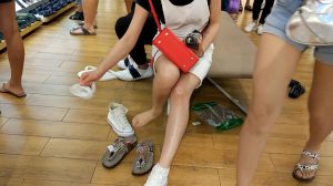 经典的帆布鞋白袜嫩足美女试鞋