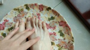 高一妹子把自己脚做成食物视频