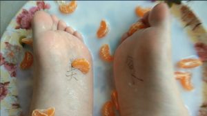 高一妹子把自己脚做成食物视频