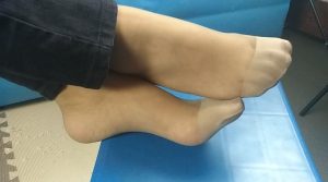 漂亮大三妹子尽情展示肉色短丝袜脚