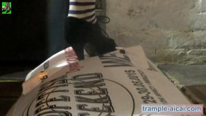 人肉地毯系列2，多美女高跟践踏人肉地毯人肉台阶！