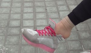 真没想到如此平凡的妹子把鞋子脱了会有如此精彩的画面