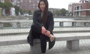 真没想到如此平凡的妹子把鞋子脱了会有如此精彩的画面