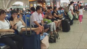 文艺MM候车豪放的坐姿