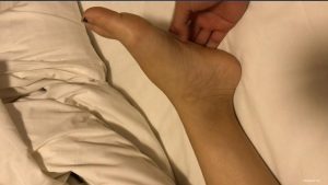 超美大学女生在车中迷倒带回房间玩弄裸足